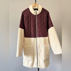 Lug Lounge Sherpa Microfleece
Zip Closure - Tempo SIZE:1X COLOR:Wine Red / Cream